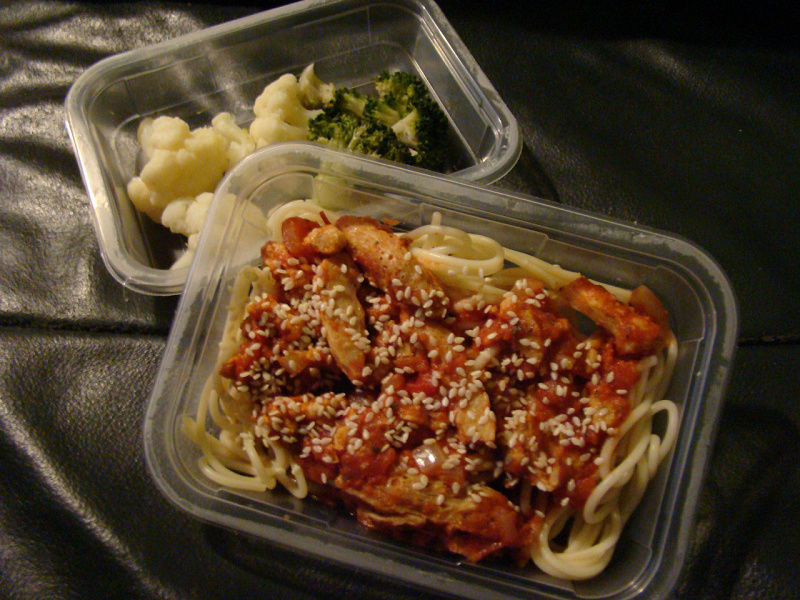 Večeře - špagety s rajčatovou omáčkou, sojovým masem a zeleninou